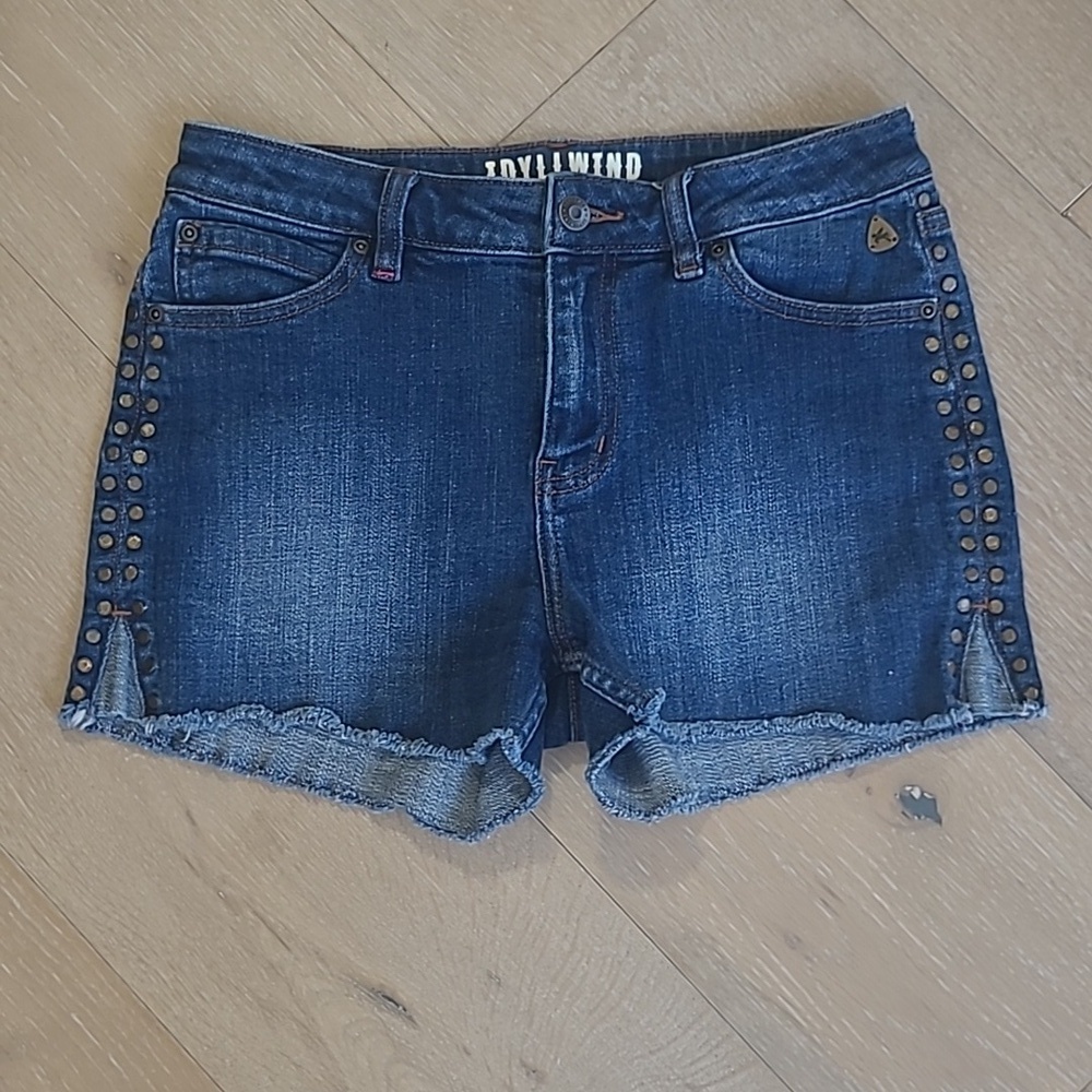 EUC Idyllwind Jean Shorts Women's sz 6 Denim Raw Hem Shorts w/Metal Accents